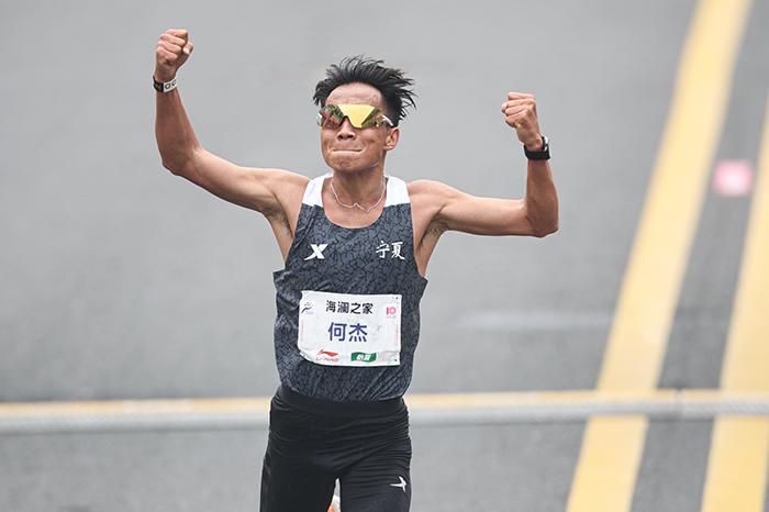 2小時06分57秒！何杰打破全國馬拉松紀(jì)錄