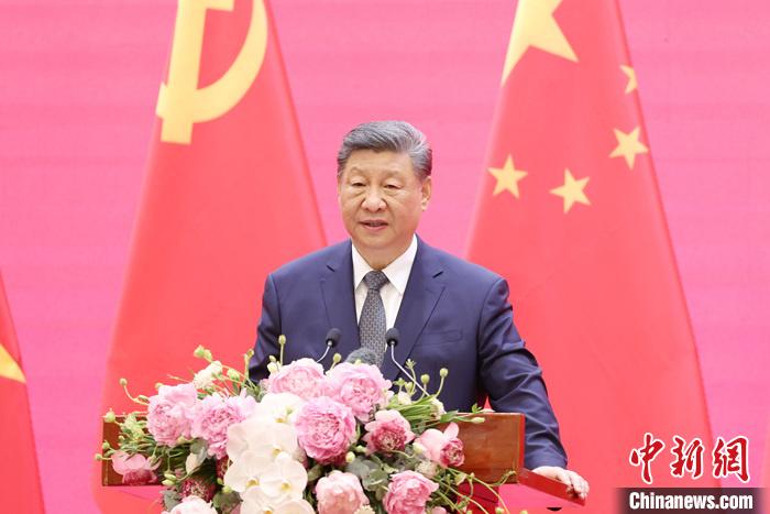 習(xí)近平同越共中央總書記蘇林、越南國家主席梁強(qiáng)共同會(huì)見中越人民大聯(lián)歡活動(dòng)代表