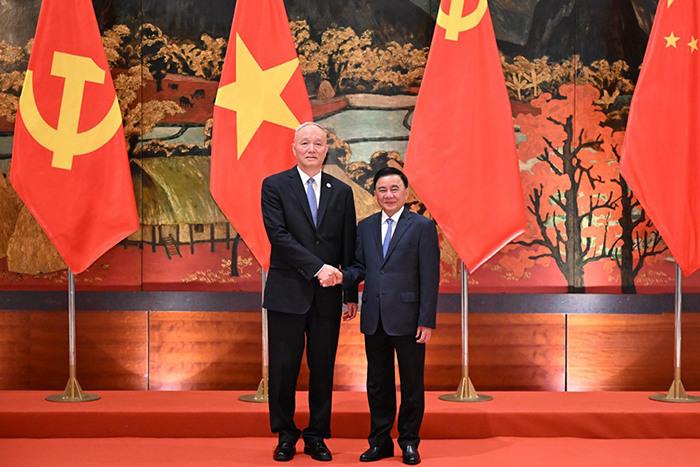 蔡奇同越共中央政治局委員、中央書記處常務(wù)書記陳錦繡舉行會(huì)談
