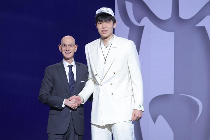 生日當(dāng)天圓夢(mèng)NBA 楊瀚森首輪第16順位被選中