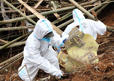 武警官兵分批次、分區(qū)域搜索