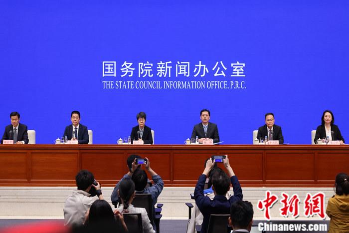4月19日，中國(guó)國(guó)務(wù)院新聞辦公室在北京舉行新聞發(fā)布會(huì)，商務(wù)部副部長(zhǎng)郭婷婷、商務(wù)部綜合司司長(zhǎng)楊濤、市場(chǎng)運(yùn)行和消費(fèi)促進(jìn)司司長(zhǎng)徐興鋒、對(duì)外貿(mào)易司司長(zhǎng)李興乾、外國(guó)投資管理司負(fù)責(zé)人吉小楓介紹2024年一季度商務(wù)運(yùn)行及工作情況，并答記者問(wèn)。 <a target='_blank' href='/'>中新社</a>記者 楊可佳 攝 