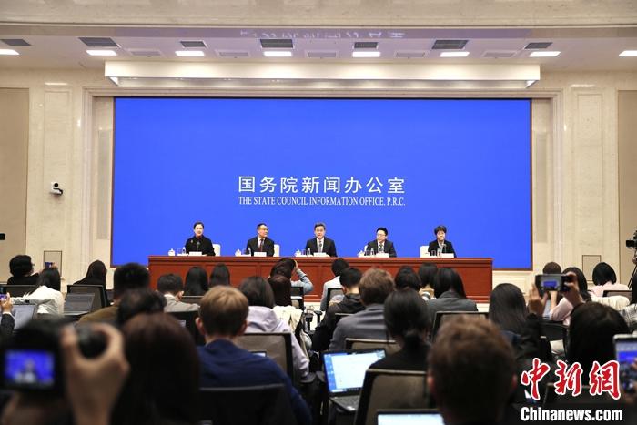 10月12日，中國國務(wù)院新聞辦公室在北京舉行新聞發(fā)布會，財政部部長藍(lán)佛安、財政部副部長廖岷、財政部副部長王東偉、財政部副部長郭婷婷介紹“加大財政政策逆周期調(diào)節(jié)力度、推動經(jīng)濟高質(zhì)量發(fā)展”有關(guān)情況，并答記者問。 <a target='_blank' href='/'>中新社</a>記者 王紫儒 攝
